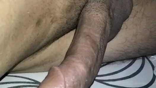 Schwarzer behaarter Schwanz masturbiert und kommt zu dick