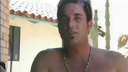 Büyük doğal göğüslü amcık yalıyor bahçede sikişiyor... Memelere boşalma