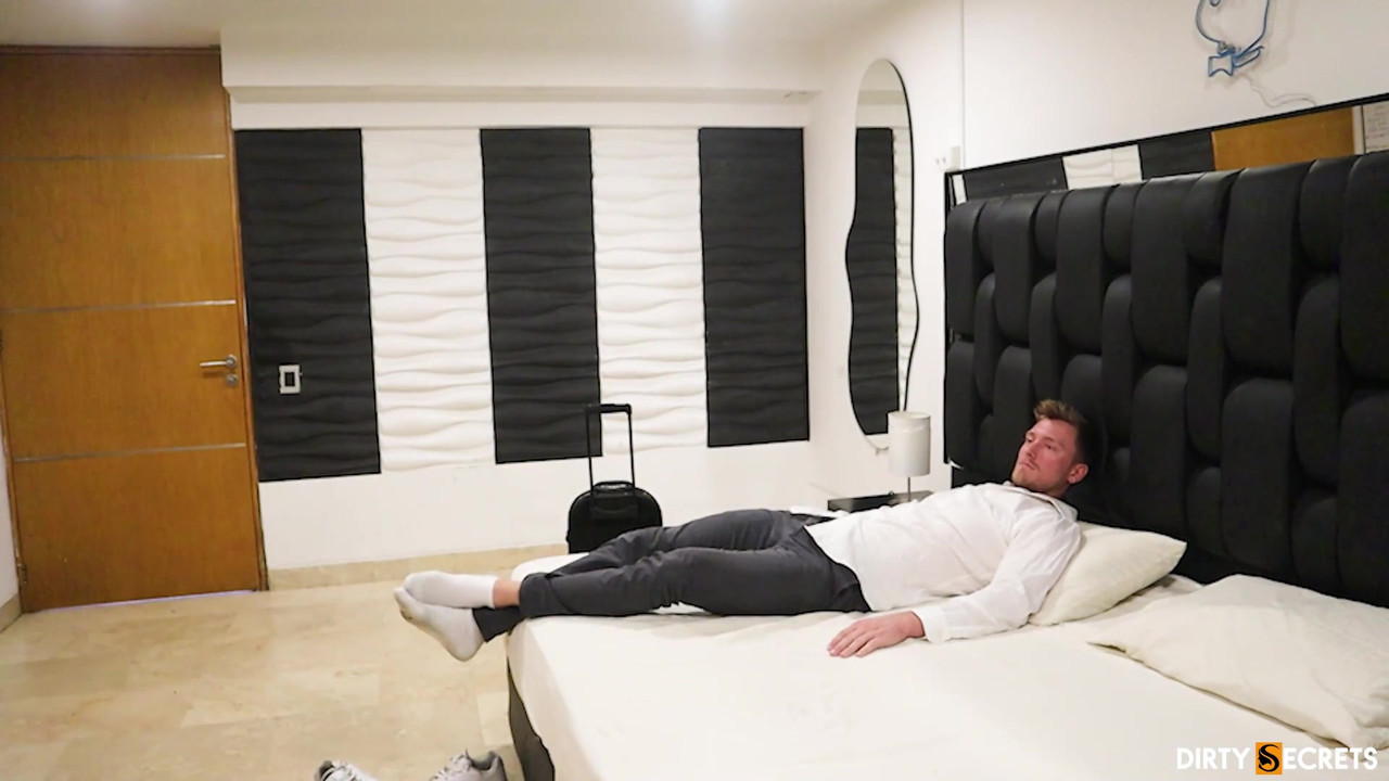 我在机场遇到一个陌生人，最后我们做爱了