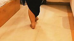 Novia gordita india camina en cámara lenta, mostrando sensualmente su enorme escote