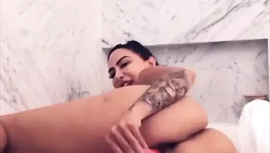 Masturbasi basah dan nikmat di bak mandi bikin memek lela star muncrat dan lengket