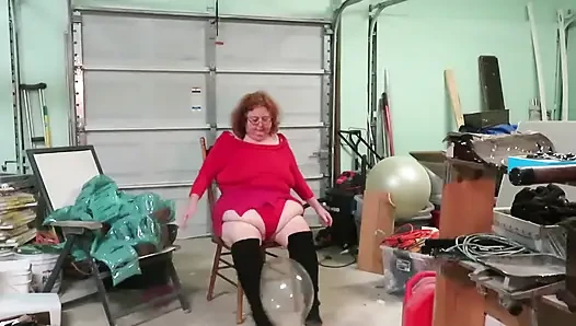 Pantat montokku dientot habis-habisan sama balon raksasa