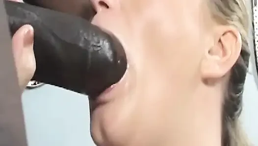 Blonde MILf nimmt massiven bbc schlampig tief in den hals