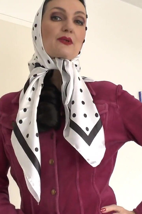 Demonstracija prekrasnih satenskih marama, JOI, Lady Victoria Valente