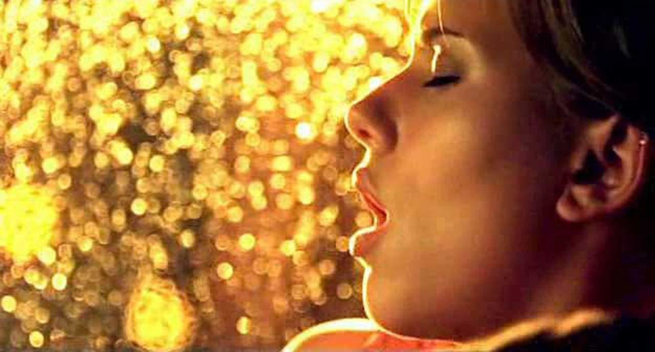Scarlett Johansson a atins cu degetul o mașină pe scandalplanet.com