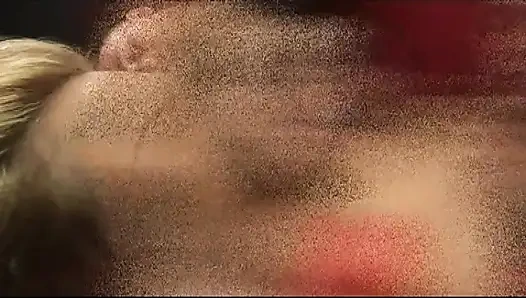 Dreier für fantastische MILF mit behaarter muschi gefickt und von zwei schwänzen im mund abspritzen