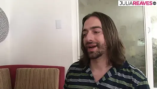 Горячая девушка стонет, когда ее трахают два массивных члена
