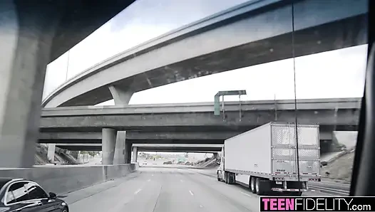 Teenfidelity- britney light dientot habis-habisan di belakang mobil van