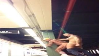 Foda-se na plataforma do metrô