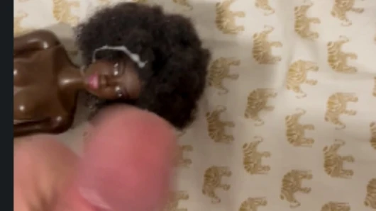 Seksi zenci barbie bebek sikiliyor ve yüzüne boşalıyor