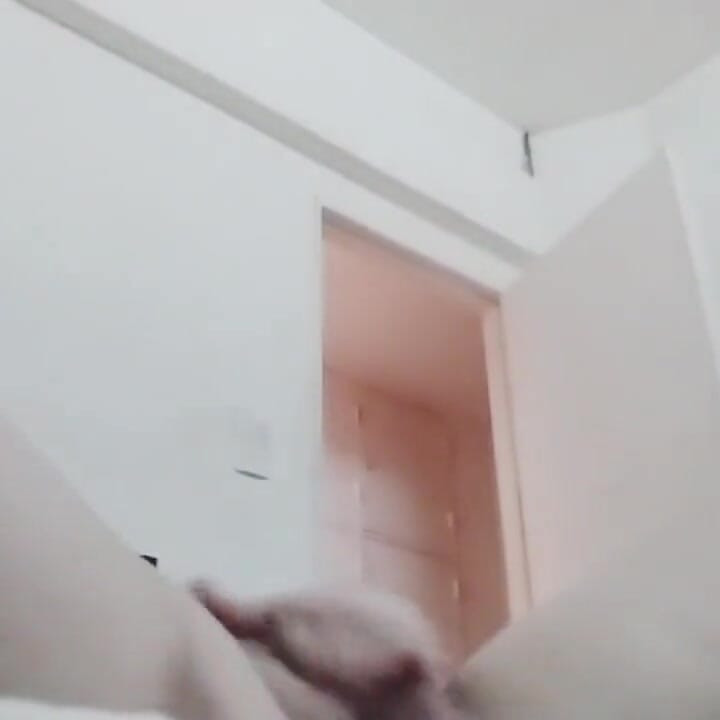 Podwójna amputantka masturbuje się i squirtuje