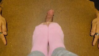 Hübsch in rosa Socken mit Füßen treten