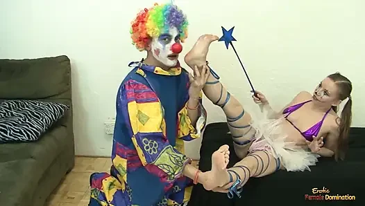 Aksi hot lesbian cewek imut dengan kostum cosplay dan dork clown