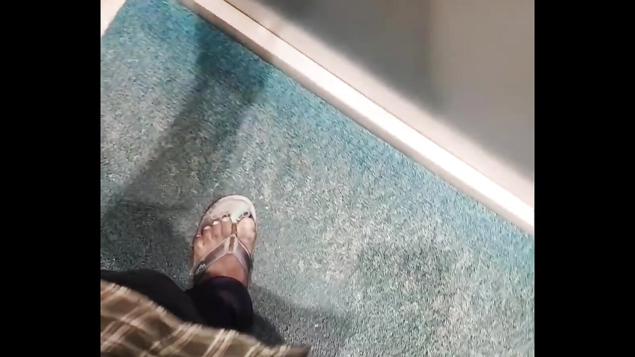 garoto tâmil mostrando o pau no elevador
