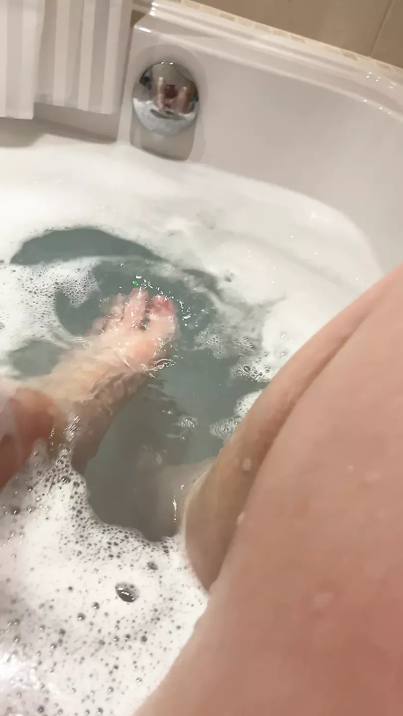 Uživam u natopljenju mojih seksi nogu u kadi