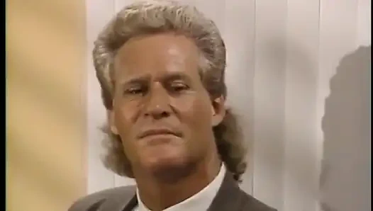 Reife chefin fickt seine sekretärin im büro.