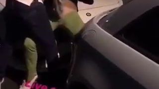 Brits meisje gevingerd op auto