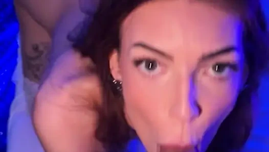 Geiles schätzchen salome, kitzler stöhnt laut, während sie einen guten fick bekommt