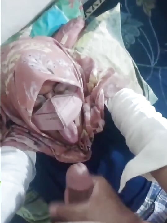 Fata indoneziană în voal hijab devine virală. Sex oral cu mătușa vitregă Riani