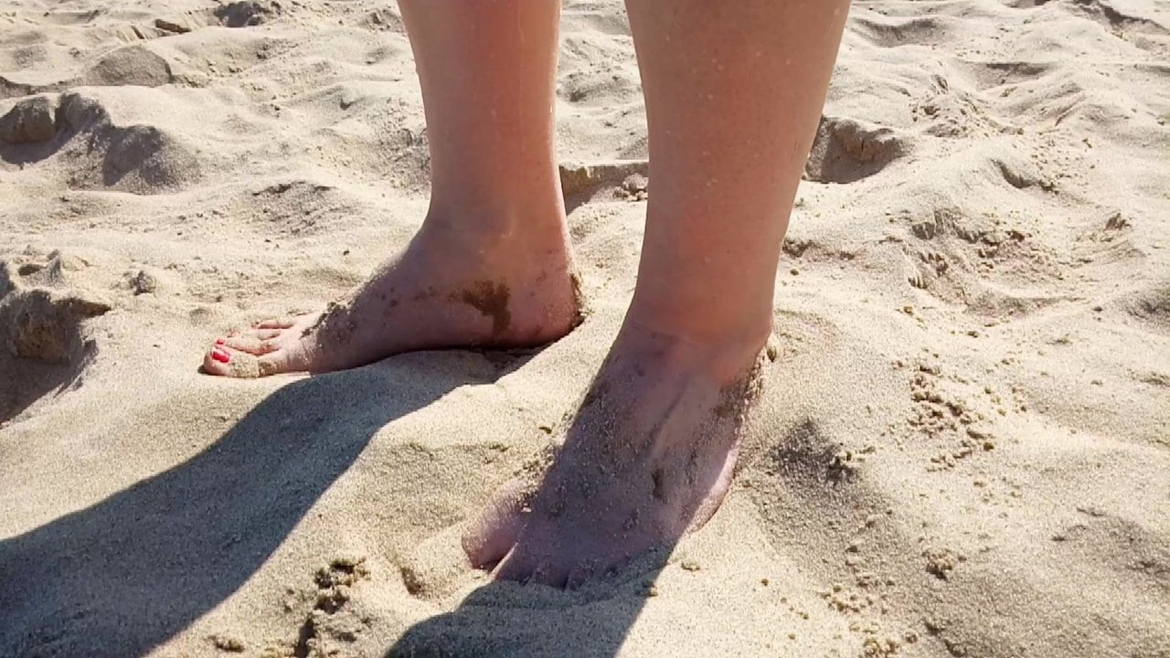 Lady L wait in  the beach.