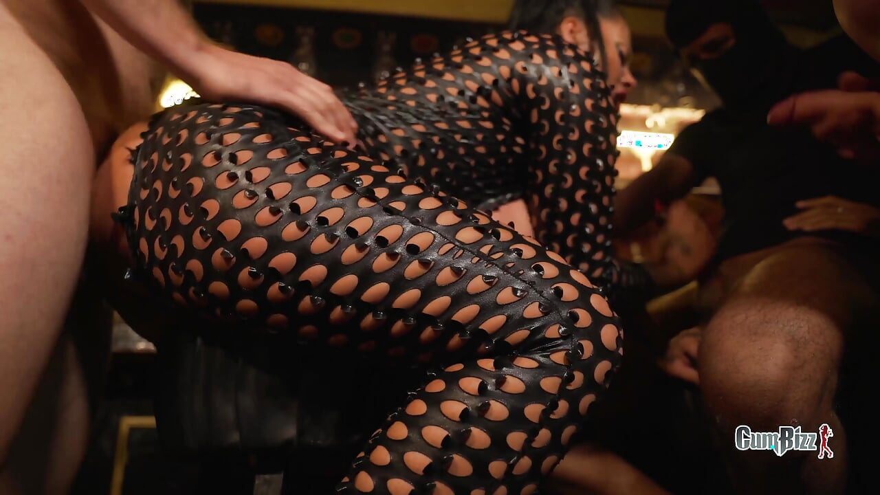 Napuni mu jednog po jednog creampie gangbang