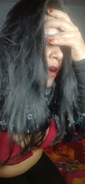 Gadis seksi mengisap tanah pria baru. 💋