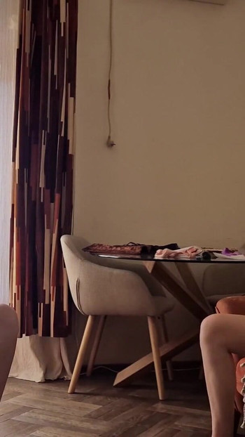 "Parmaklarını izlemesi beni çok ıslattı - karşılıklı orgazm azdırıyor. Üvey kız kardeşler sert boşalıyor"