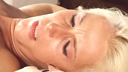 Freches französisches schätzchen geritten, während ihr bff zuschaut