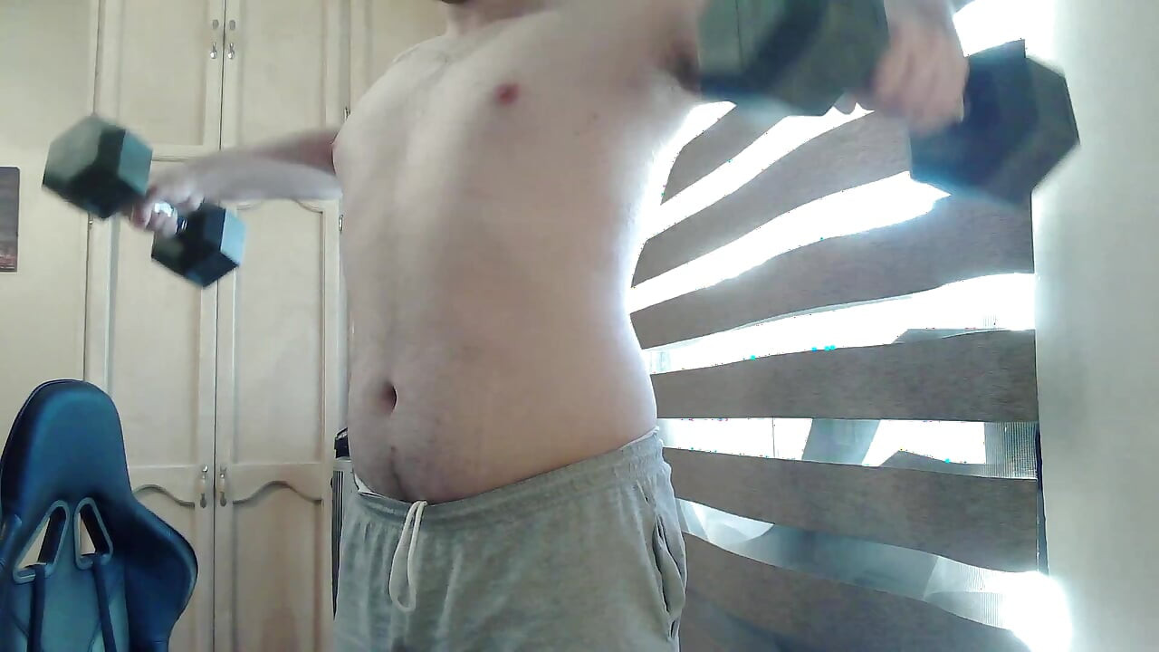 Muscular camboy works out his upper body