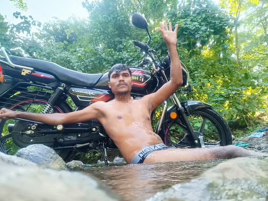 Nude jordiweek bike esfregando na área ao ar livre - lugar de turismo