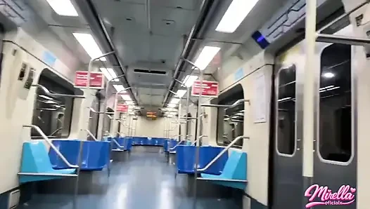Ses işaretini görmeye dayanamıyor ve beni São Paulo metrosunun içine çekti
