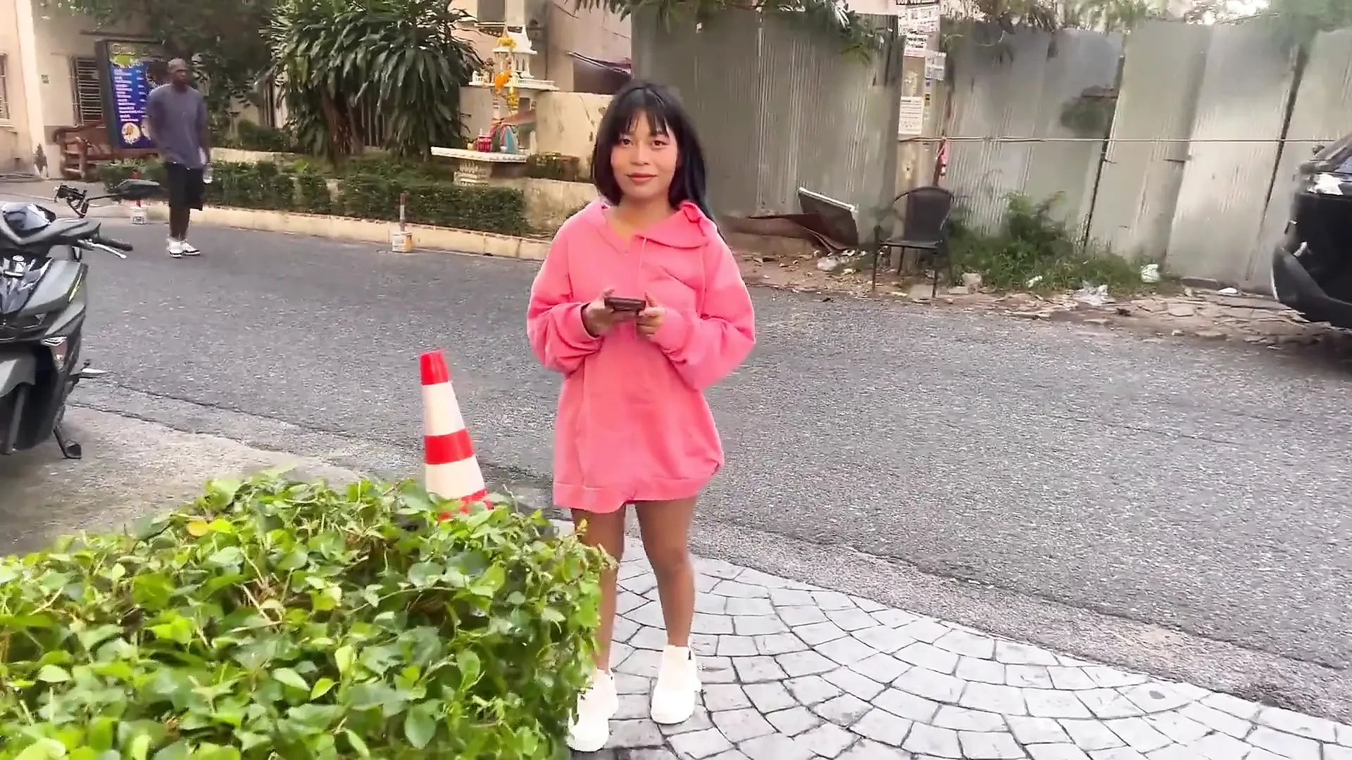 苗条的亚洲女郎被大鸡巴内射