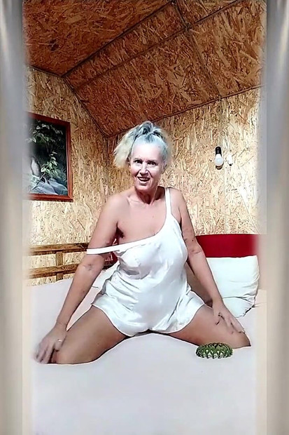 Zgodna domaćica Lukerya na velikom mekom krevetu