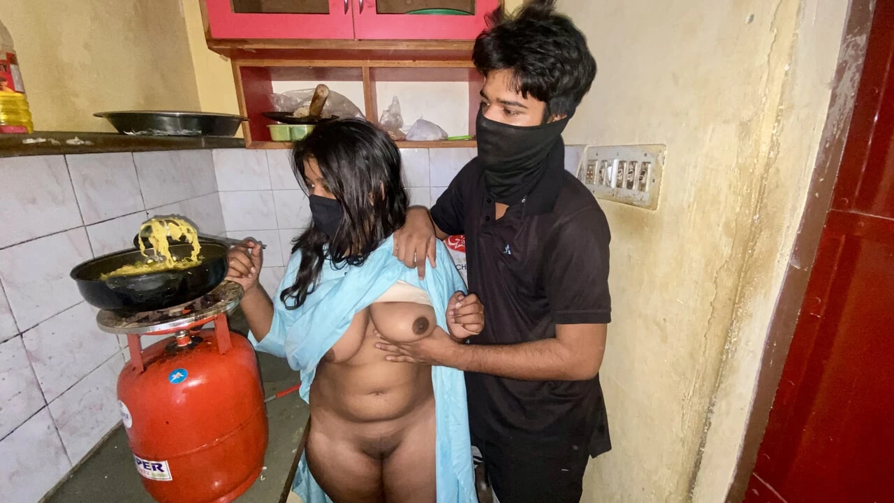 Saya mengongkek adik ipar saya di dapur semasa dia memasak