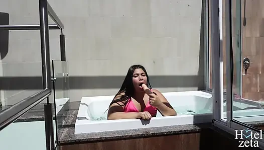 Он просит меня снять на видео, и он пьет все молоко.