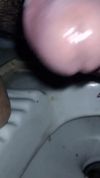 Állkapocs-leejtő pillanat az "Indian Boy - Hot Maturbation in Bathroom" című filmből
