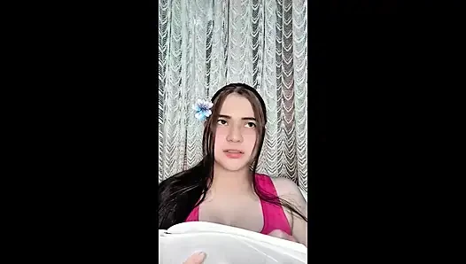 Sevimli kız erkek arkadaşının yarağına atlarken yüzünü gösteriyor