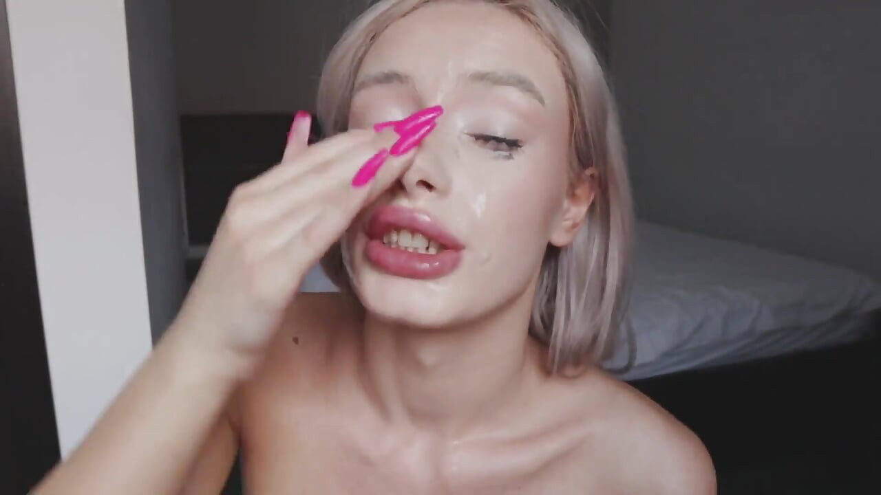 Je baise ma gorge et je crache sur le visage. Branle-moi