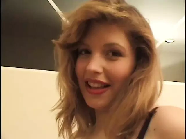 怀孕的荡妇很饥渴，所以她和两个男人做爱