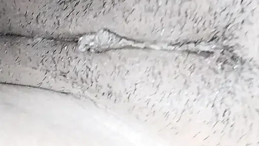 Hintli üvey anne amını ve sütlü göğüslerini gösteriyor
