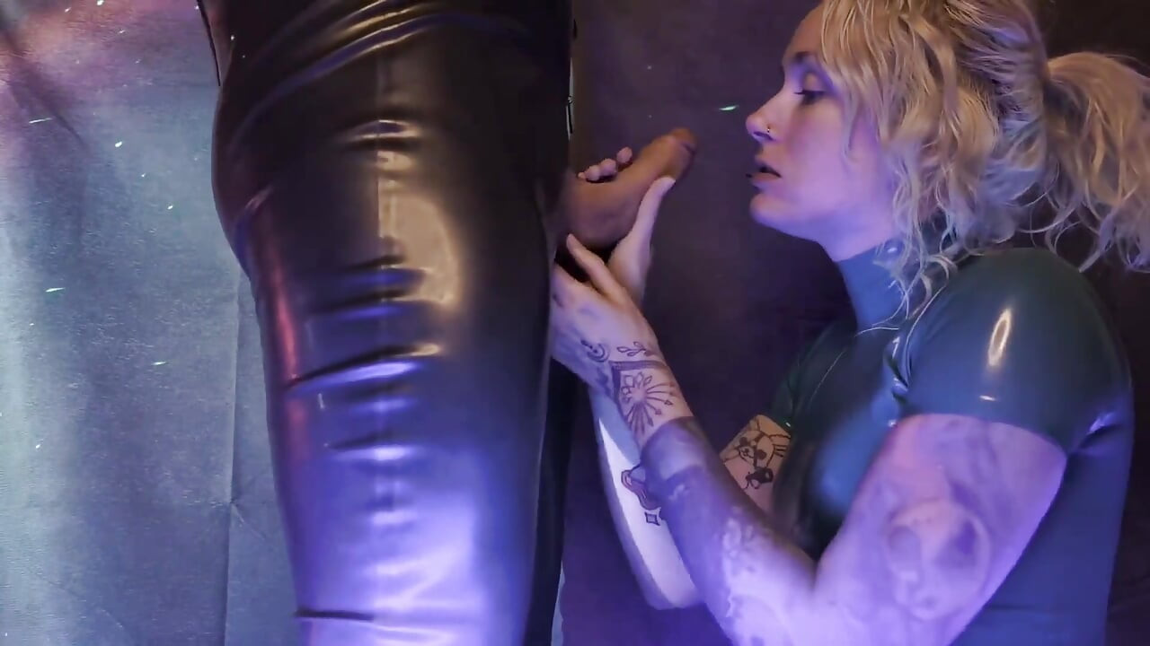 Klebriger latex-blowjob mit explosivem abspritzen