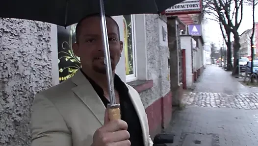 Büyük götlü Alman orta yaşlı seksi kadın büyük bir boşalmaya kadar yarağa biniyor
