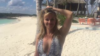 Reese Witherspoon na praia dizendo feliz aniversário