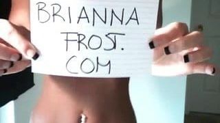 Brianna Frost раздевает киску и задницу