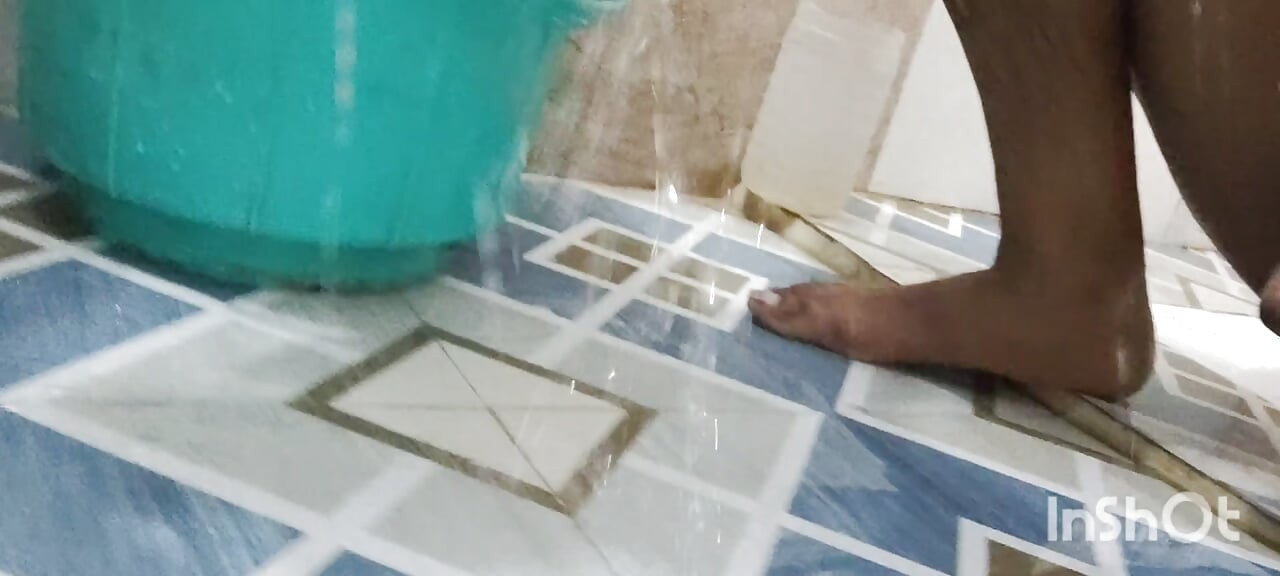 Bilojob handjob bathroom mein jakar hath se