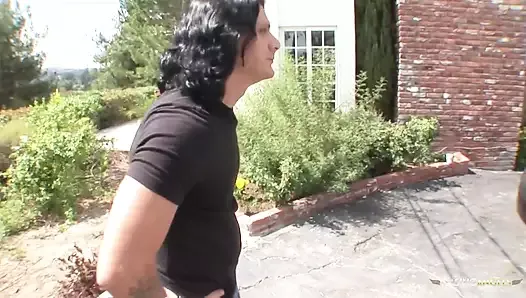 Une femme au foyer laisse deux mecs à l’intérieur de sa maison pour la baiser de façon hardcore
