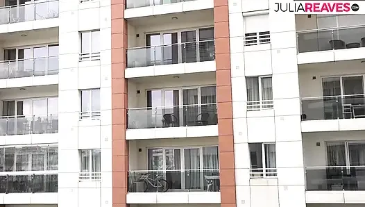 Seksi genç kız götüne boşalmadan önce amını yalatıyor