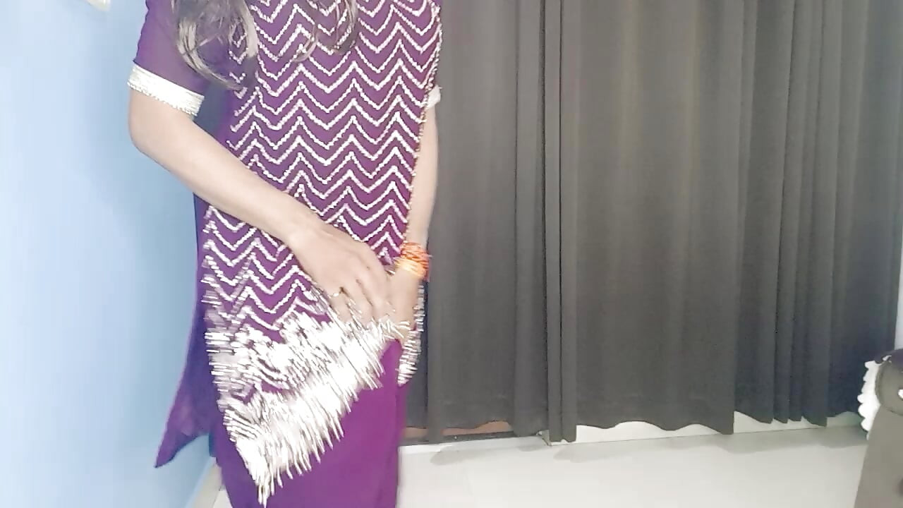 Hintli ateşli seksi sıkı altın tayt ve belli sutyen külotu giyiyor
