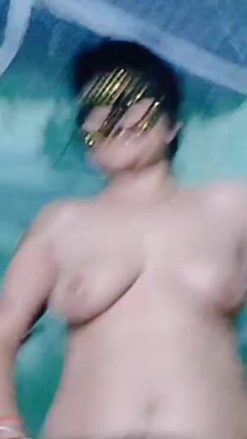 大胸部饥渴的微胖女孩ka desi lund骑乘视频 |剪辑 1