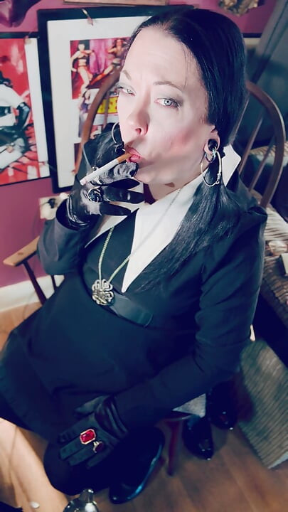 Wednesday Addams, Tina Snua, Kæderyger 2 cigaretter i satinhandsker - Ryger Ryger Drifter Snap Inhalerer OMI OME Tip To Tail